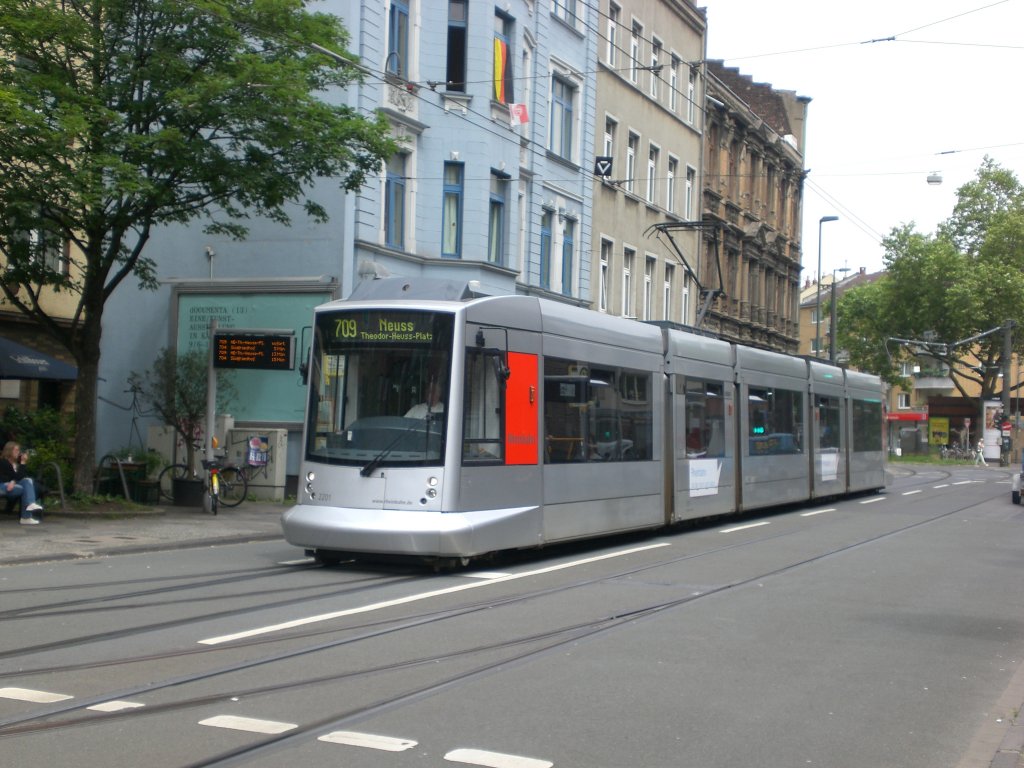 Dsseldorf: Straenbahnlinie 709 nach Neuss Theodor-Heuss-Platz an der Haltestelle Bilker Kirche.(2.7.2012)
 
