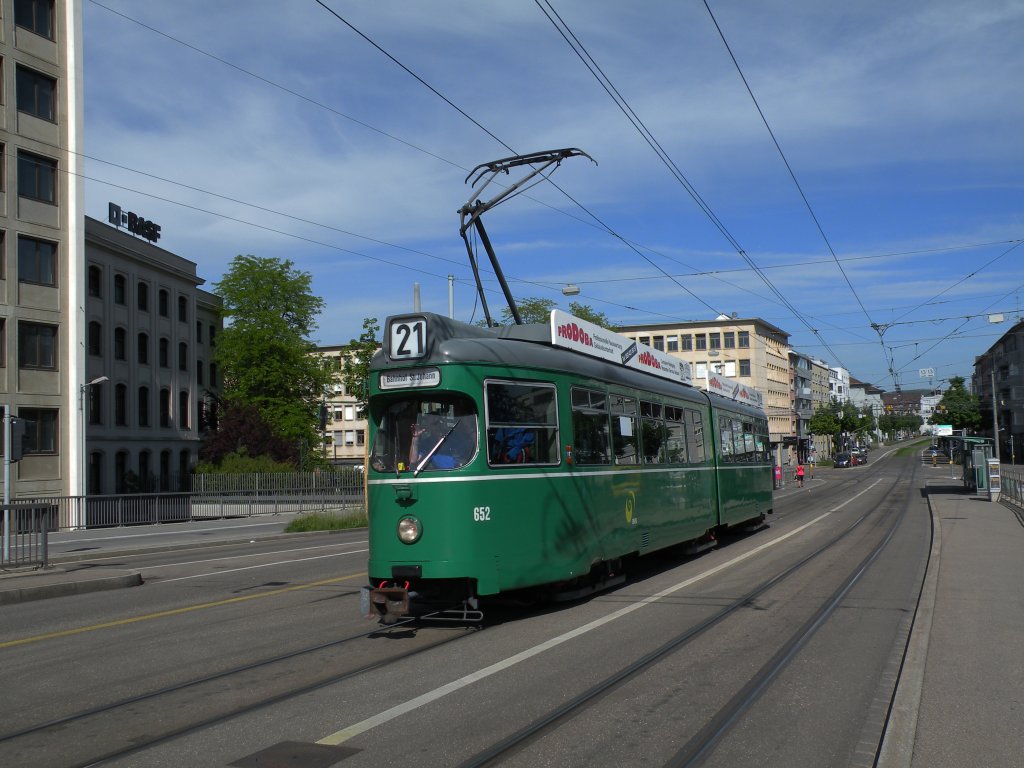 Dwag mit der Betriebsnummer 652 auf der Linie 21 kurz nach der Haltestelle Dreirosenbrcke. Die Aufnahme stammt vom 14.05.2012.