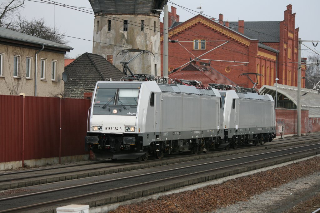 E 186 184-8 und 186 186-3 AKIEM als LZ am 09.03.2011 in Rathenow 