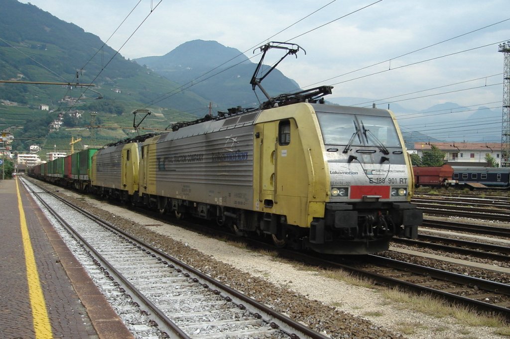 E 188 in Doppeltraktion mit einem Gterzug vom Brenner kommend in Bolzano  2.10.10