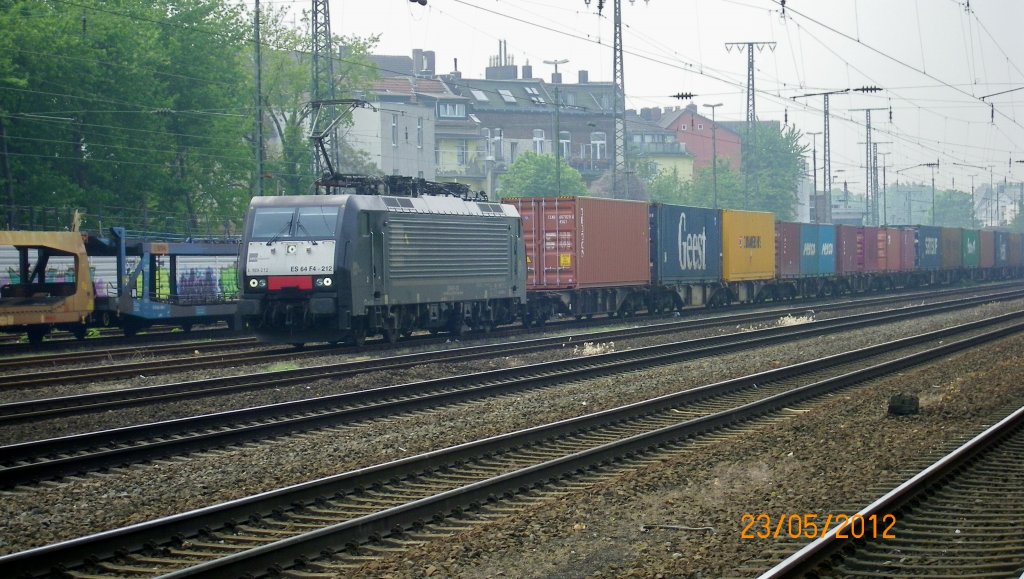 E 189-212 mit einem Containerzug am 23.5.2012 bei der Durchfahrt in Kln-West