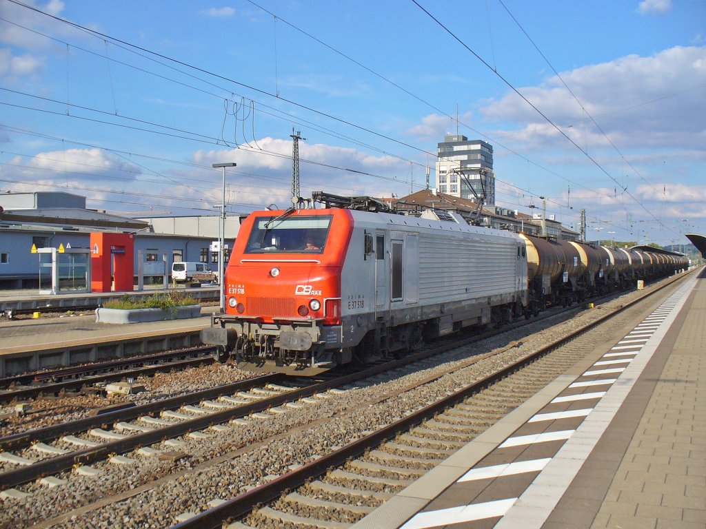 E 37 518 zieht einen Schwefelwagenzug am 30.08.2011 durch Kaiserslautern