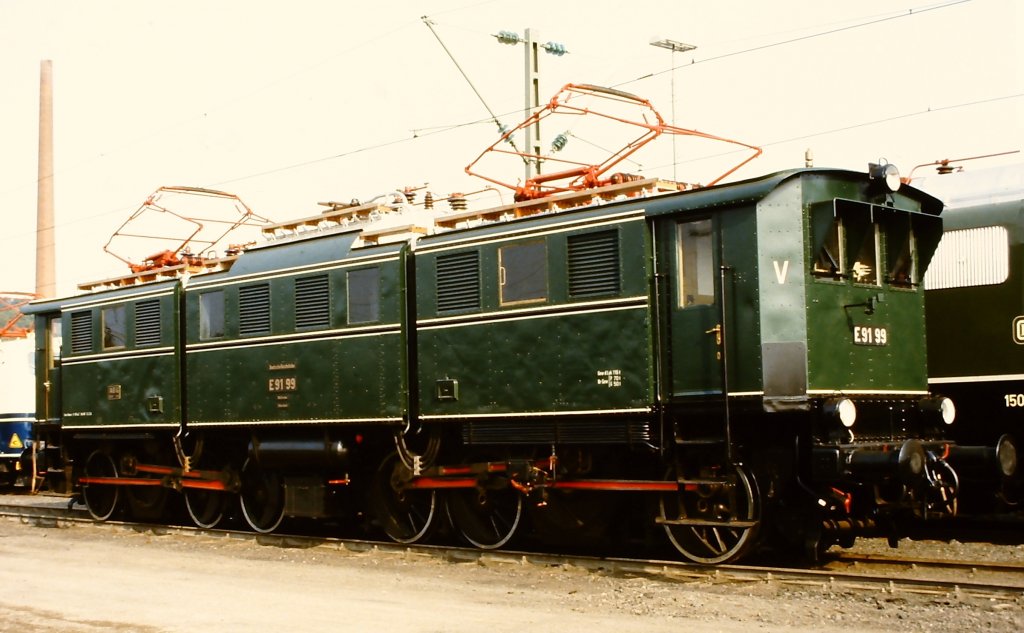 E 91 99 auf der Fahrzeugschau  150 Jahre deutsche Eisenbahn  vom 3. - 13. Oktober 1985 in Bochum-Dahlhausen. Die Altbau-Eloks der Baureihe 191 hat es auch ins Ruhrgebiet verschlagen. Fr kurze Zeit waren sie nach der Elektrifizierung dort im Einsatz. Ich habe sie nur einmal im Schiebedienst zwischen Bochum-Riemke und Bochum Nord erlebt.