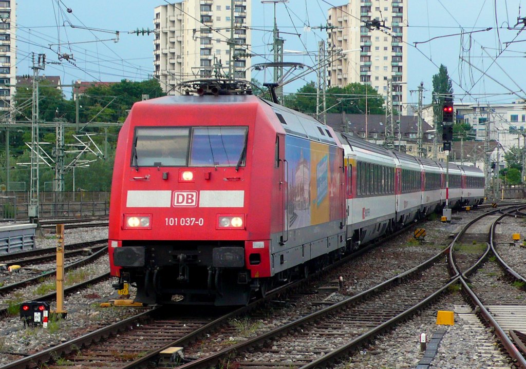 E-Lok 101 037 0 mit dem IC aus Zrich bei der Einfahrt in Stuttgart HBF
am 19.05.2012