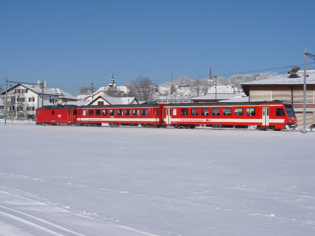 E-lok Ge 4/4 411 mit ein zug in LE NOIRMONT, Richtung Tramelan und Tavannes, 03-02-2012