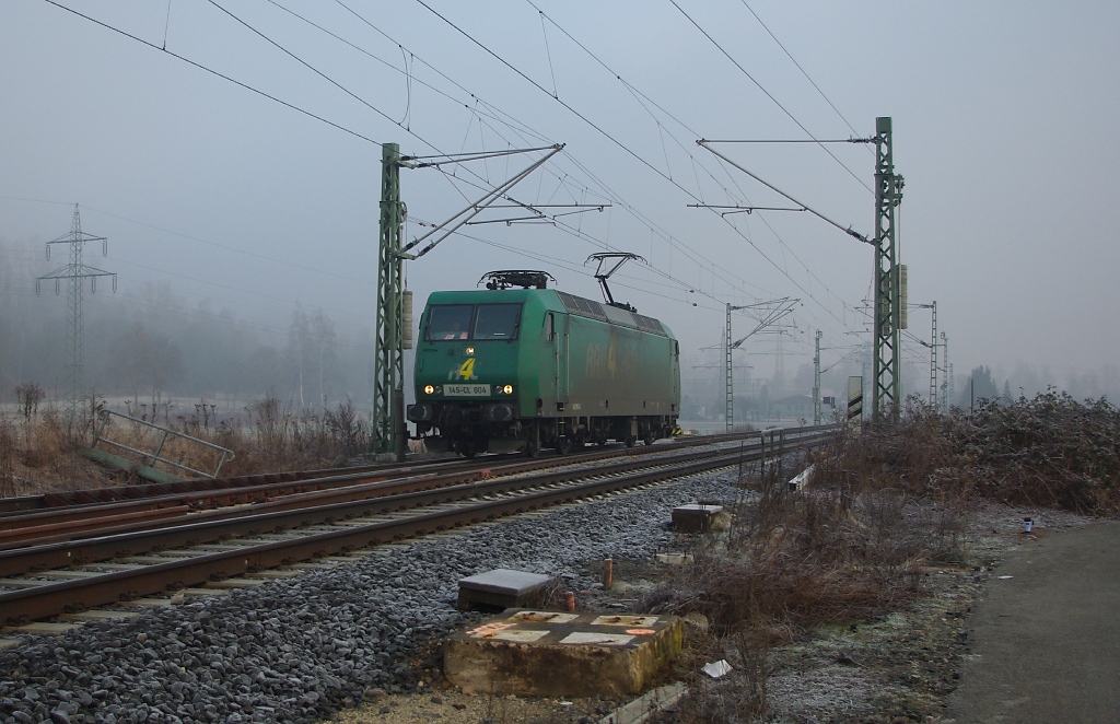  E-Loks im Nebel . Am diesigen Morgen des 01.03.2011 kam 145-CL 004 als Tfzf in Richtung Sden daher. Aufgenommen an der Nordeinfahrt nach Eschwege.