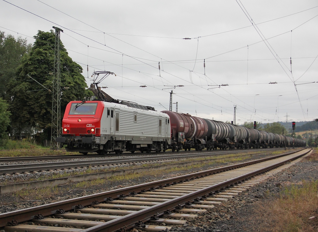 E37 518 kam am 03.07.2011 mit einem Kesselwagenzug in Fahrtrichtung Norden durch Mecklar.