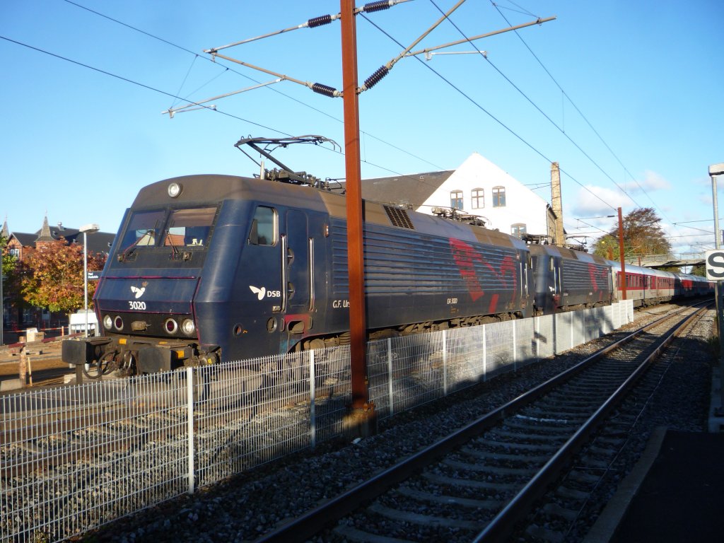 EA3020 G.F. Ursin + EA3004 Ole Rmer mit Nachtzug Basel/Amsterdam - Kopenhagen, hlt wegen nicht planmssige Lokfhrerwechsel in Ejby, Fyn 16.10.2010