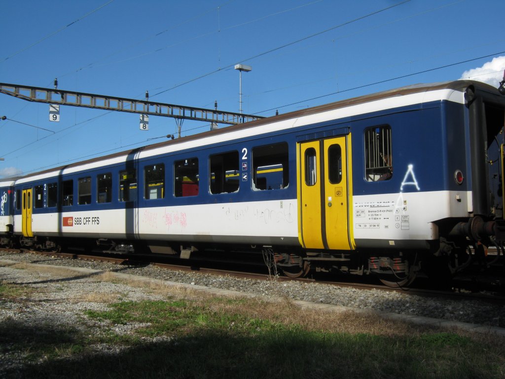 Ebenfalls in Stein-Sckingen steht der Ex. B EWI NPZ 50 85 20-35 016-8. Der Unterschied bei diesem Bild ist, dass die Fenster eingeschlagen, und nicht ausgebaut wurden... Dieses Bild wurde vom Gehweg auf der anderen Seite des Bahnhofs aus gemacht, 26.10.2011.