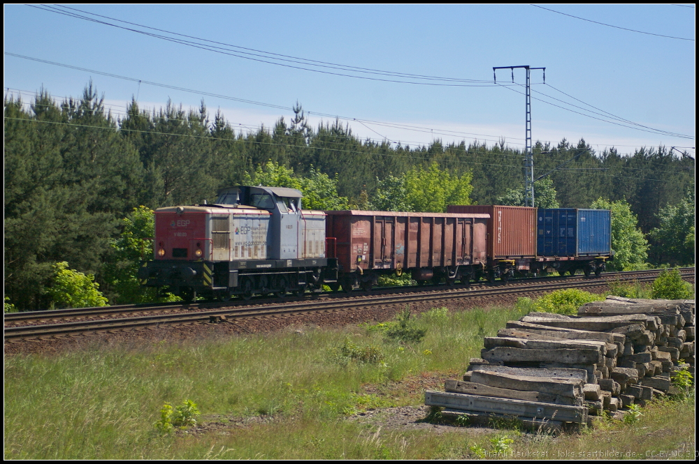 EGP V60.03 mit einem Eanos- und einem Containertragwagen am 05.06.2013 in der Berliner Wuhlheide