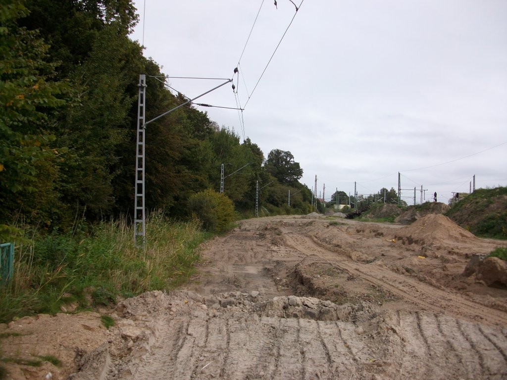 Ehmalige Ausfahrt Richtung Binz/Mukran und Sassnitz aus den Gleisen 22 und 20 das einmal Bahnsteiggleise waren in Lietzow.Obwohl die Gleise entfernt sind,stehen die Fahrleitungsmasten mit Fahrleitung noch.