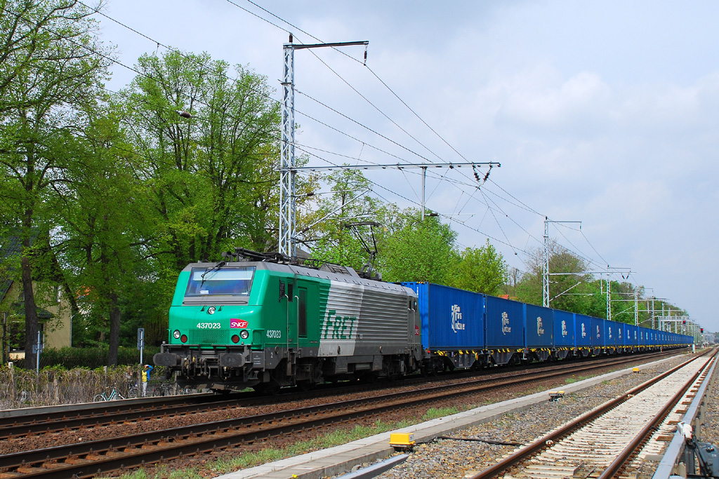 Eichwalde am 01.05.2010, der 40421 nach Oderbrcke mit dem Frettchen 437023