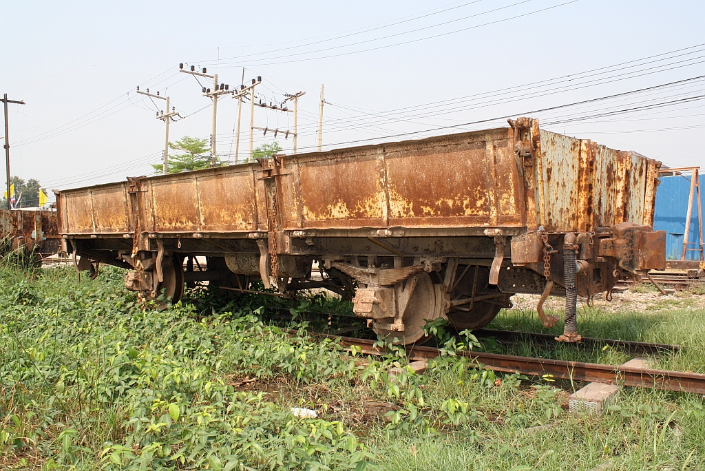 Ein ข.ต. (ข.ต. =L.S./Low Sided Wagon) der Nummerngruppe 1177-1381, Baujahr 1941-43, wartet am 27.März 2010 in der Ban Laem Station auf seine Verschrottung.