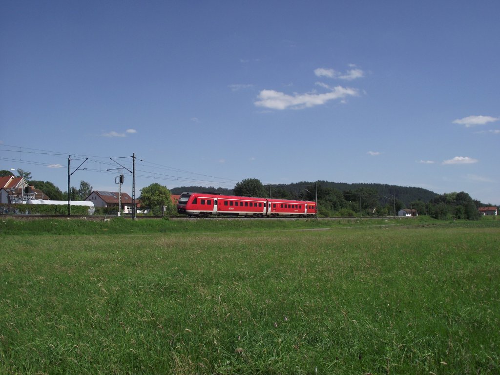 Ein 612er ist am 16. Juli 2011 als RB nach Bamberg bei Gundelsdorf unterwegs.