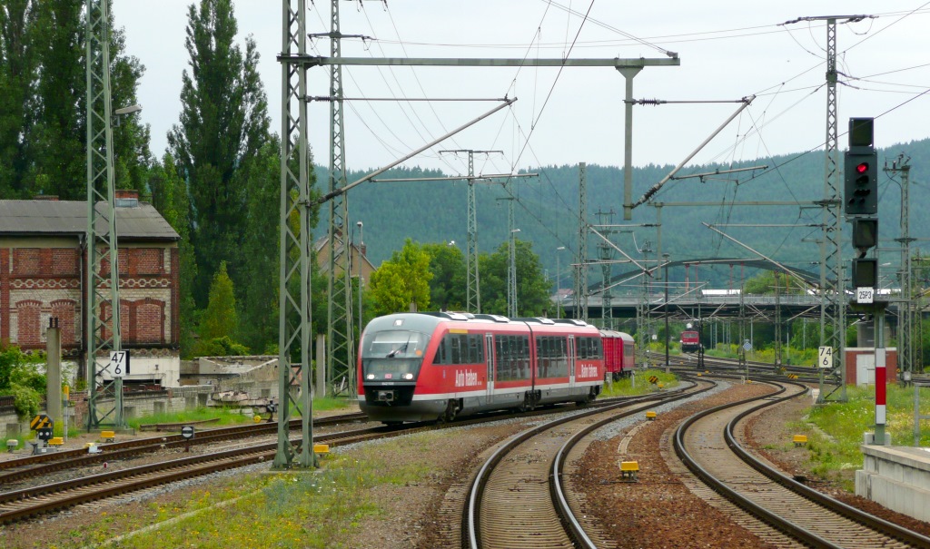 Ein „Desiro“ der Baureihe 642 kommt am 3.8.11 aus Erfurt in Saalfeld an. Im Hintergrund sieht man die Straenbrcke, die schon vielen Fotografen als Standpunkt fr Bilder vom Bw Saalfeld diente. 
