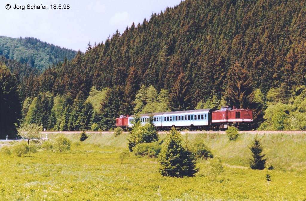 Ein „Sandwichzug“ am 18.5.98 südlich von Lichtentanne in Strecken-km 10 ...