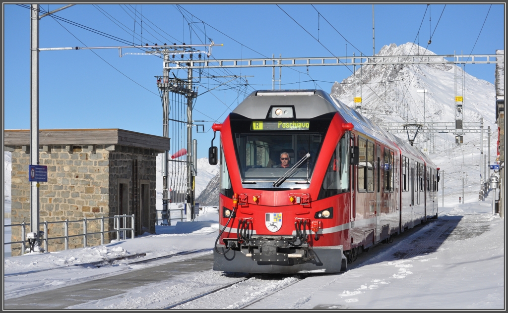 Ein Allegra nach Poschiavo hlt in Ospizio Bernina vor der Pyramide des Piz Albris 3165m. (08.12.2011)