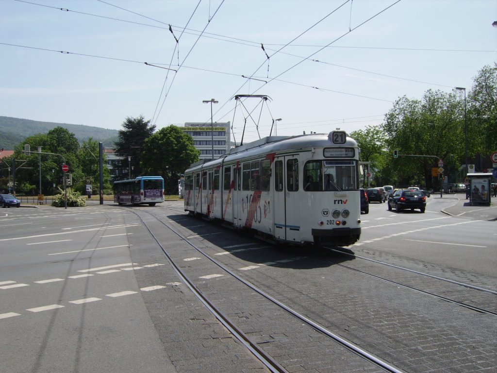 Ein alter RNV Dwag GT8 mit 1603 Schlossquelle Bier Werbung am 06.05.11 in Heidelberg am Hbf 