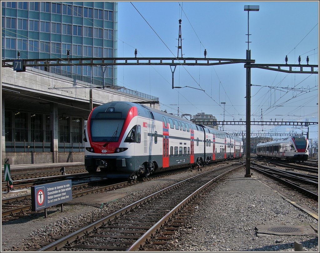 Ein Blick in die (nahe) Zukunft: SBB Regionalverkehr mit Kiss und Flirt.
Whrend der graue 511 101, auf Probefahrt, Lausanne verlsst, erreicht der Flirt die Waadtlnder Hauptstadt schon im Planbetrieb. 
23. Mrz 2012