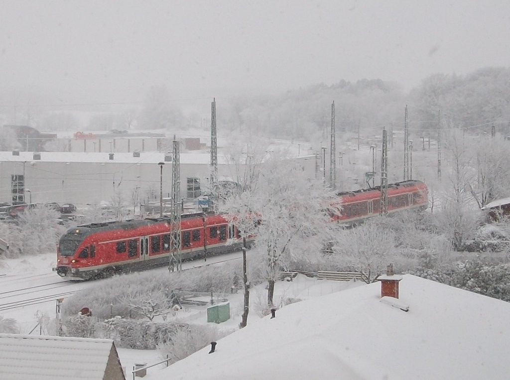 Ein Blick,am 20.Dezember 2010,aus meinem Zimmerfenster bot sich Dieser Anblick als ein Flirt in den Bahnhof von Bergen/Rgen einfuhr.