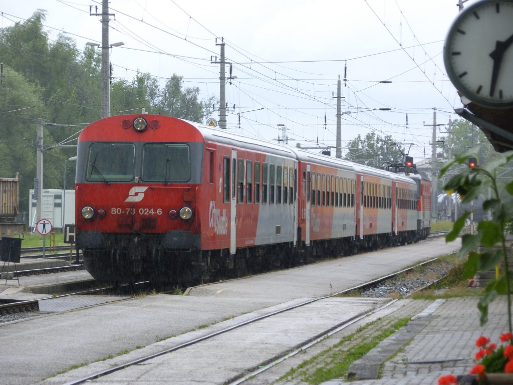 Ein City-Shuttle in Gmunden am 31.08.2010 bei migem Regen