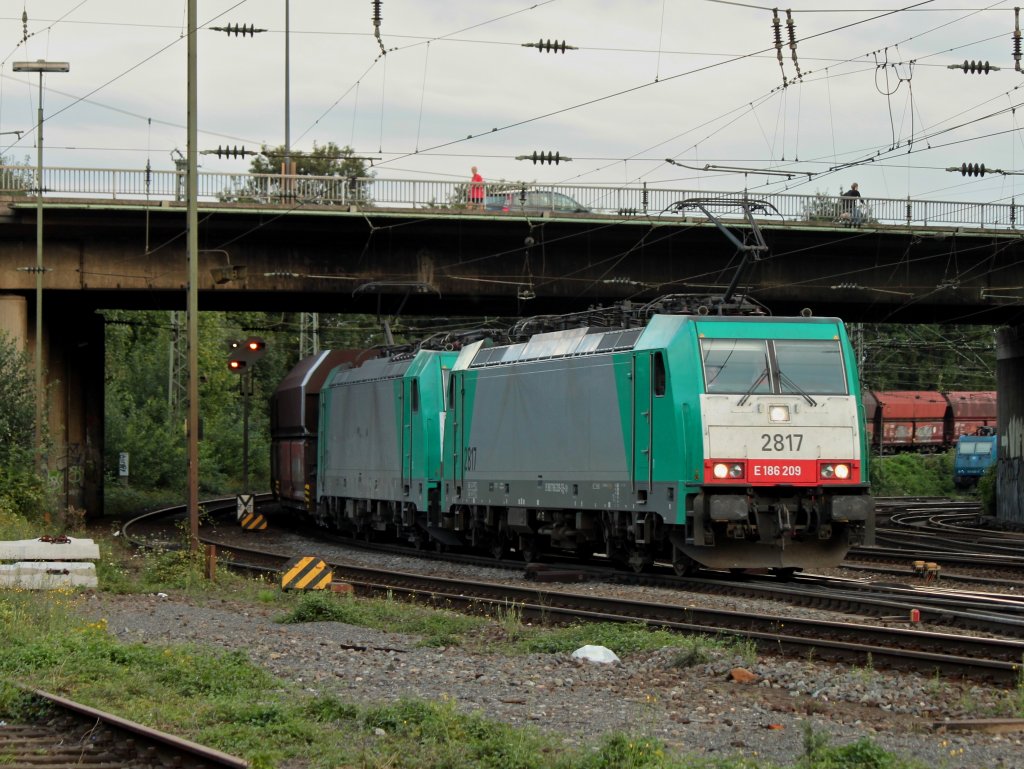 Ein Cobra-Doppel, angefhrt von 186 209 (2817) rollt am 25.08.2011 mit einem langen Kohlenzug von Belgien kommend auf den letzten Metern der Montzenrampe nach Aachen West.