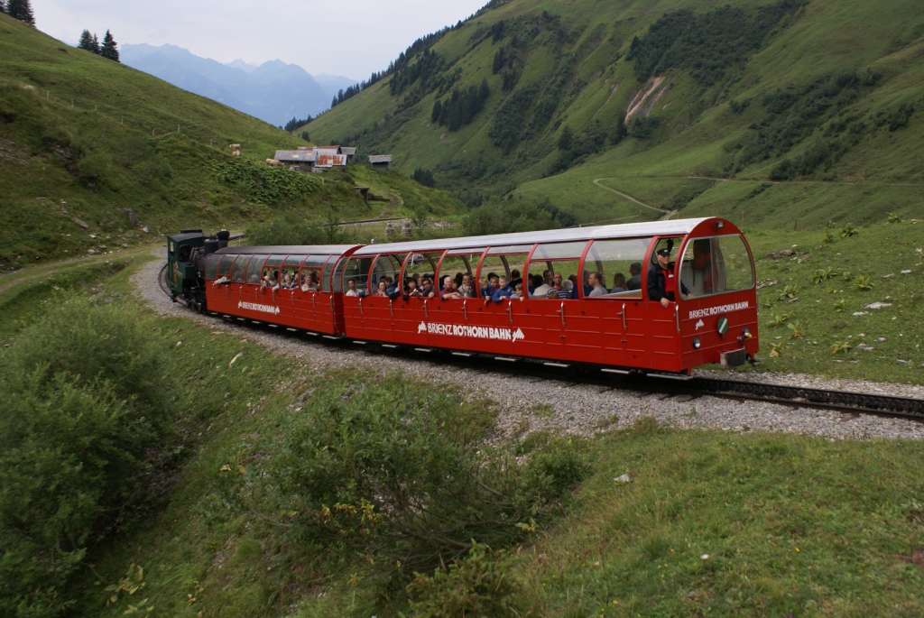 Ein Dampfzug der BRB wird am 20.8.10 von der H 2/3 12 von Planalp Richtung Brienzer Rothorn geschoben.