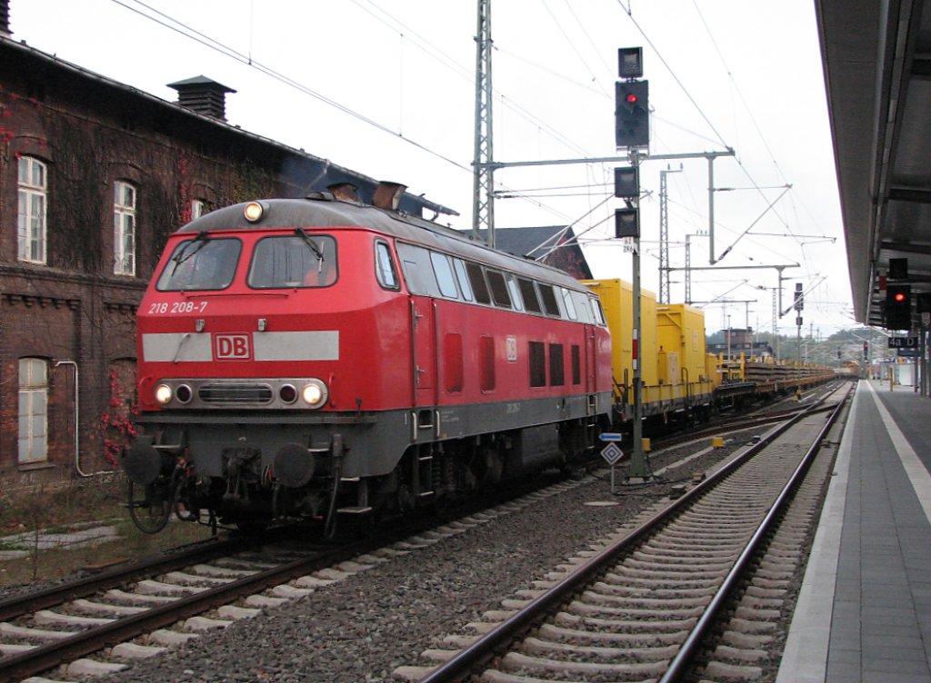 Ein Diesellok der Baureihe 218 mit einem Arbeits und Bauzug im Bahnhof von Schwerin HBF am 02.10.2007.