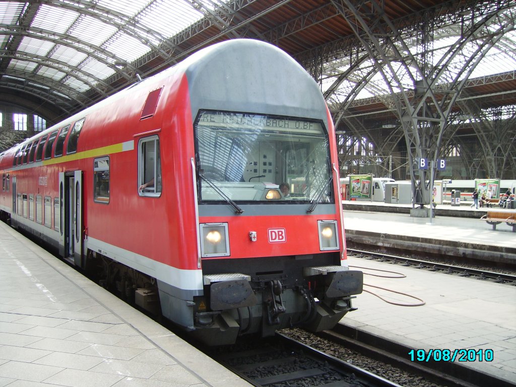 Ein Dosto Steuerwagen (1.Gattung) steht in Leipzig Hbf zur abfahrt nach Reichenbach(Vogt)ob Bf bereit. Fotografiert am 19.08.2010