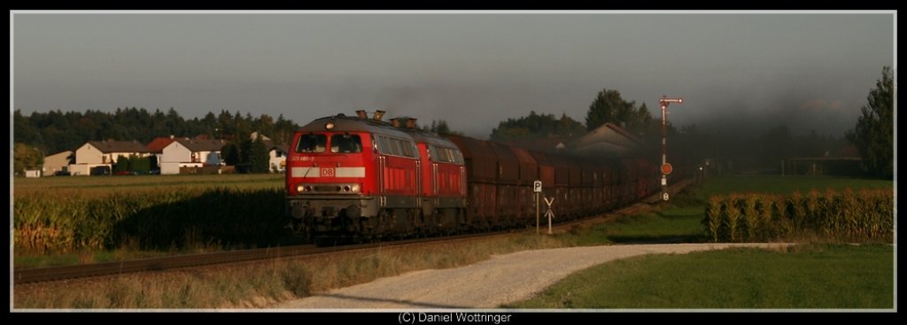 Ein durch 2 225er Traktionierter Gterzug am Abend des 8. Septembers 2009 in Pirach.