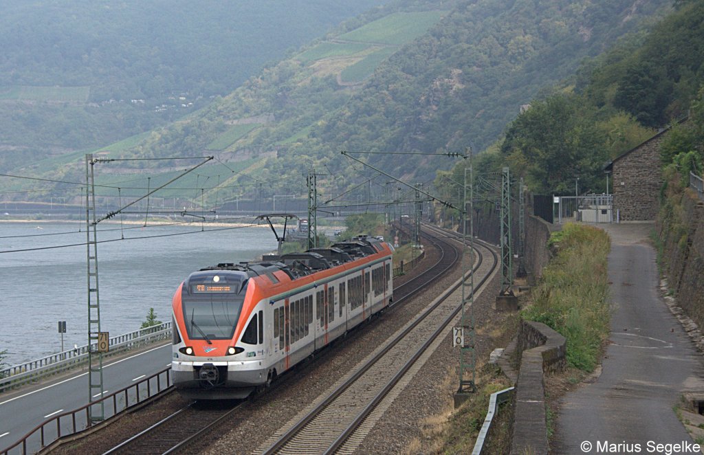 Ein Flirt des EVU Vias ist bei Assmannshausen als SE10 auf dem Weg von Neuwied nach Wiesbaden Hbf. Aufgenommen am 20.08.12