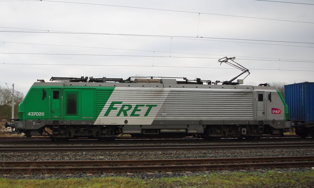 Ein FRET(tchen) im Seitenprofil: 437026 kam am 26.11.2010 mit der  blauen Wand  in Richtung Norden durch Eschwege West.