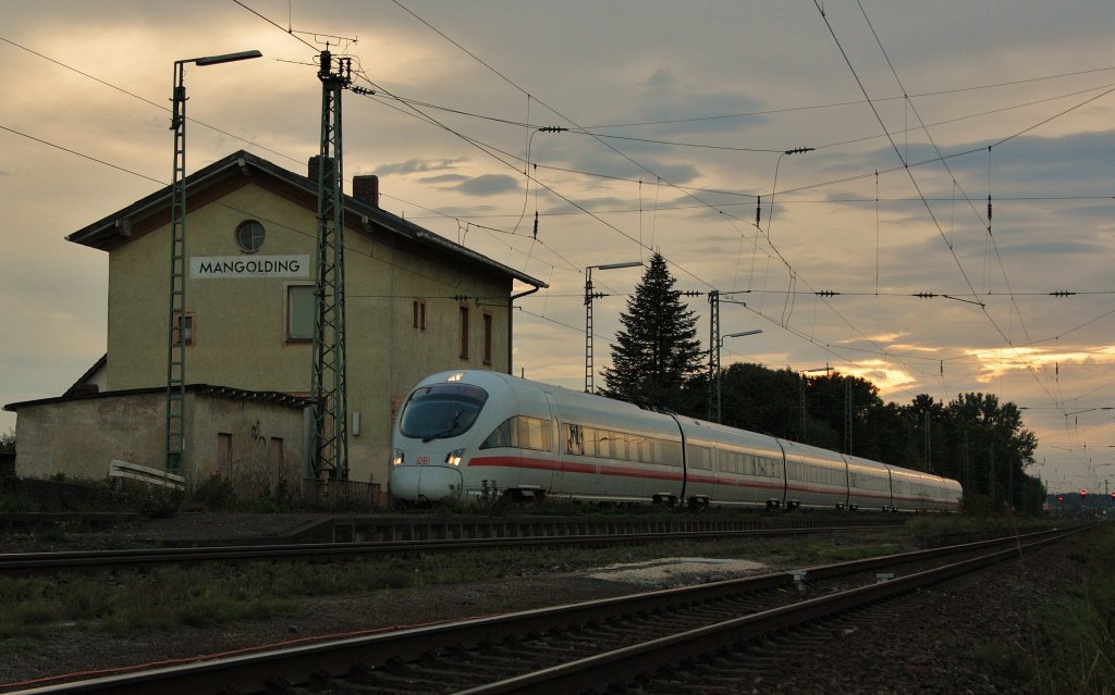 Ein guten Abend ICE war dieser, der im letzen brauchbaren Abendlicht daherkahm. (26.08.2010, Mangolding) 