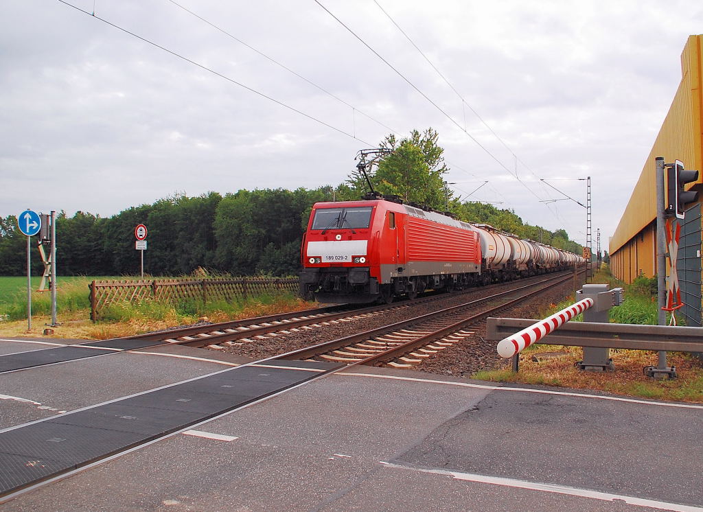 Ein Hollandltzen kommt aus Erkelenz am B Herrather Linde gefahren. Es ist die 189 029-2 mit Tankwagen. 6.6.2012