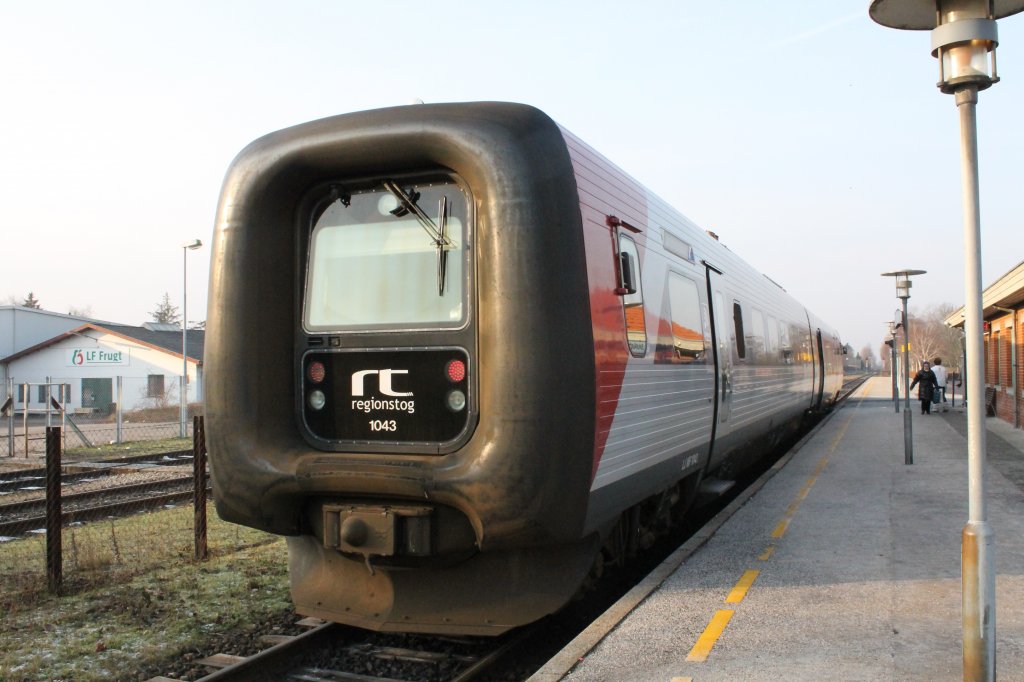 Ein IC2(MF)hlt am Bahnhof Sakskbing. 28-01-12 