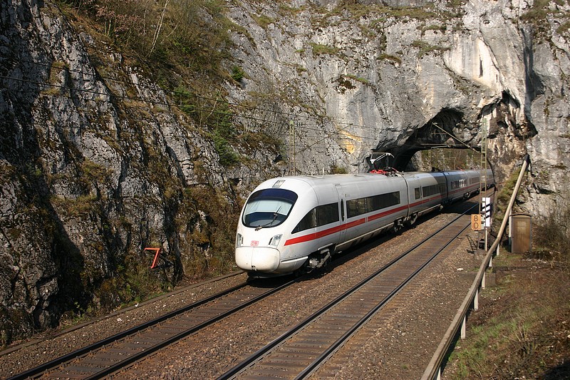 Ein ICE nach Wien rollt durch das bekannte Felsentor bei Etterzhausen.(17.04.2010,KBS 880)