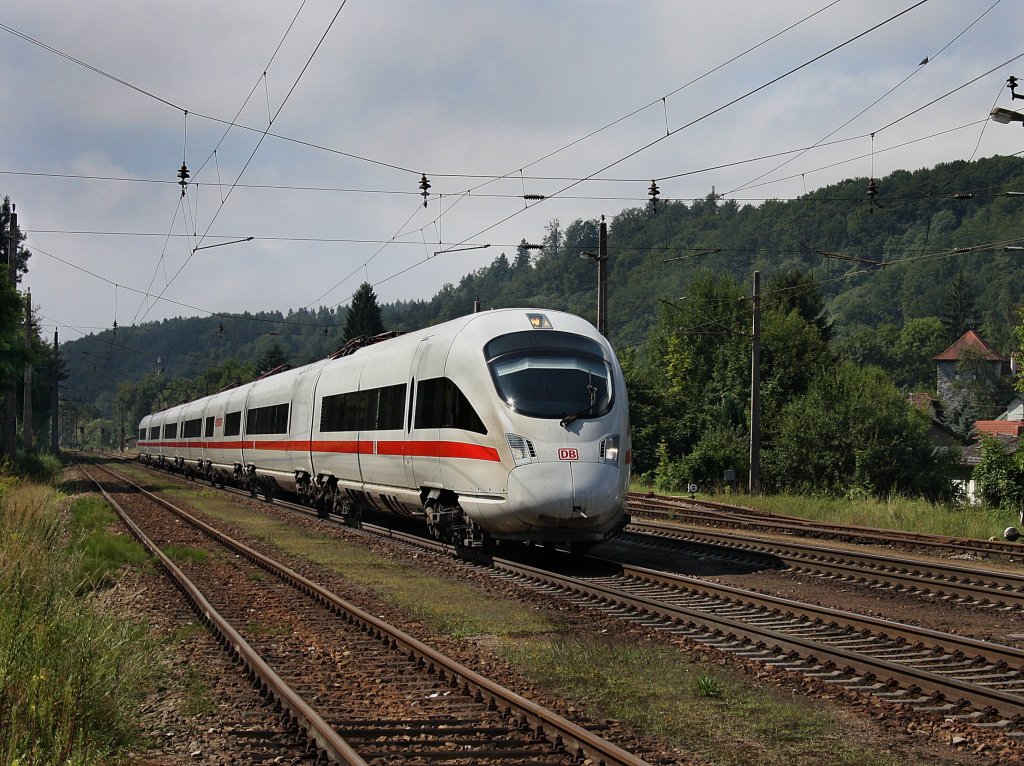 Ein ICE-T am 31.07.2010 bei der Durchfahrt in Wernstein. 