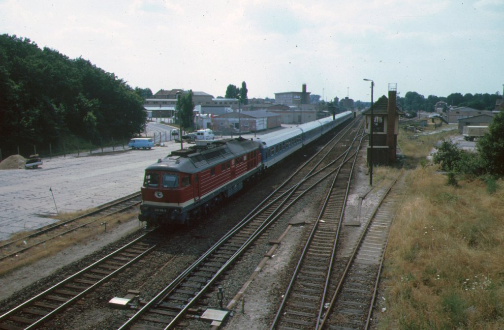 Ein Interregio mit einer Lok der Baureihe 232 bei der Ausfahrt aus dem Bahnhof von Grevesmhlen im Jahre 1994 in Richtung Bad Kleinen.