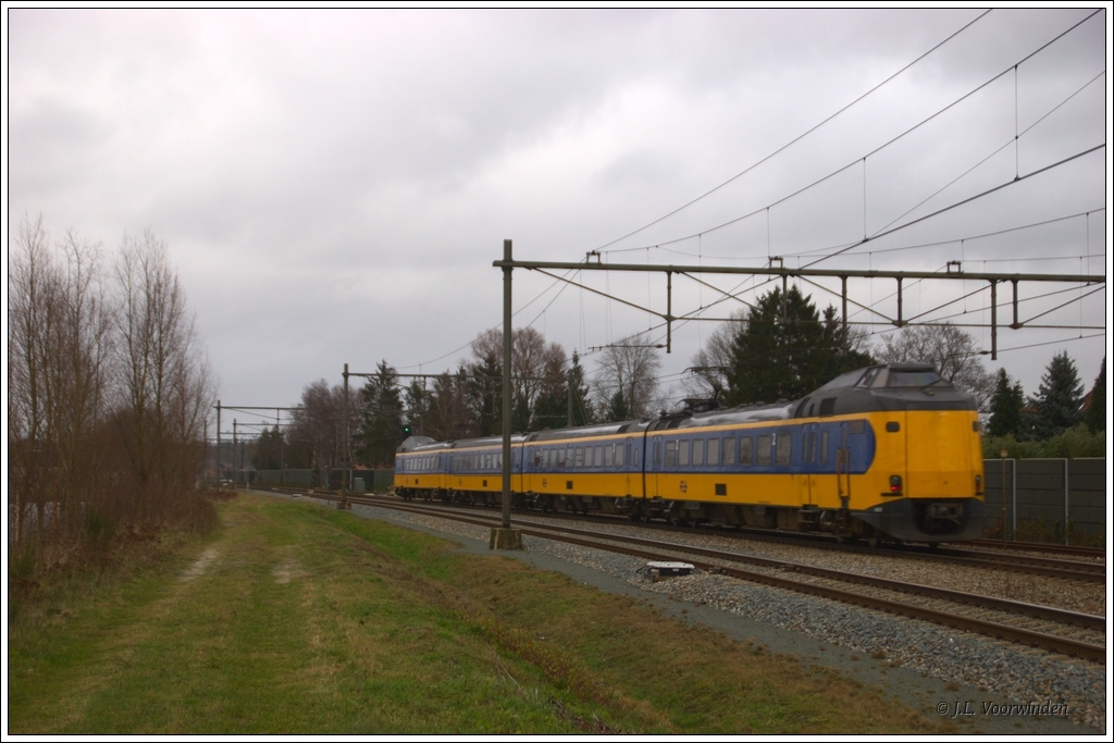 Ein Koploper ICMm ist als IC 1739 (Den Haag-Enschede) unterwegs beim Bahnhof Rijssen, nchster Halt ist Almelo; 7. Januar 2012.