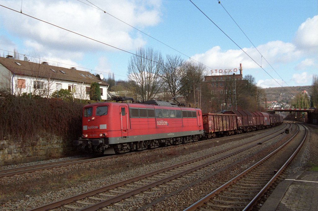 Ein lngerer gemischter Gterzug gezogen von 151 017-1 fhrt gemchlich hinter dem RE13 her. Wuppertal - Sonnborn 04.03.2010 ca. 12:35Uhr