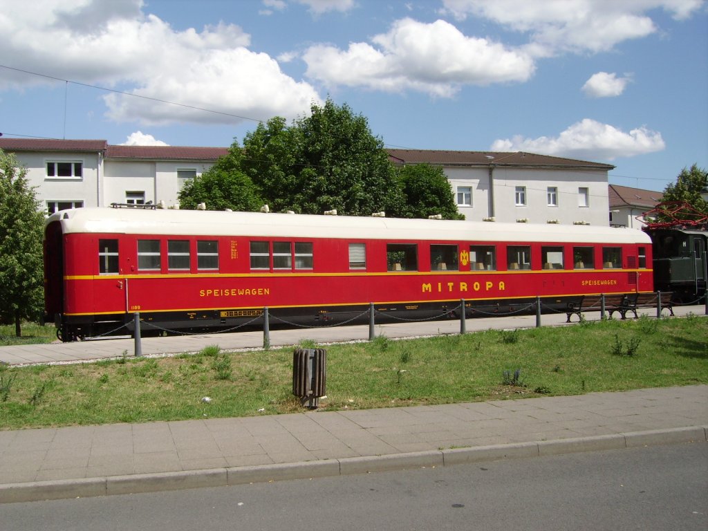 Ein Mitropa Speisewagen der bei der DR gefahren ist am 11.06.11 in Frankfurt am Main vor der DB Zentrale