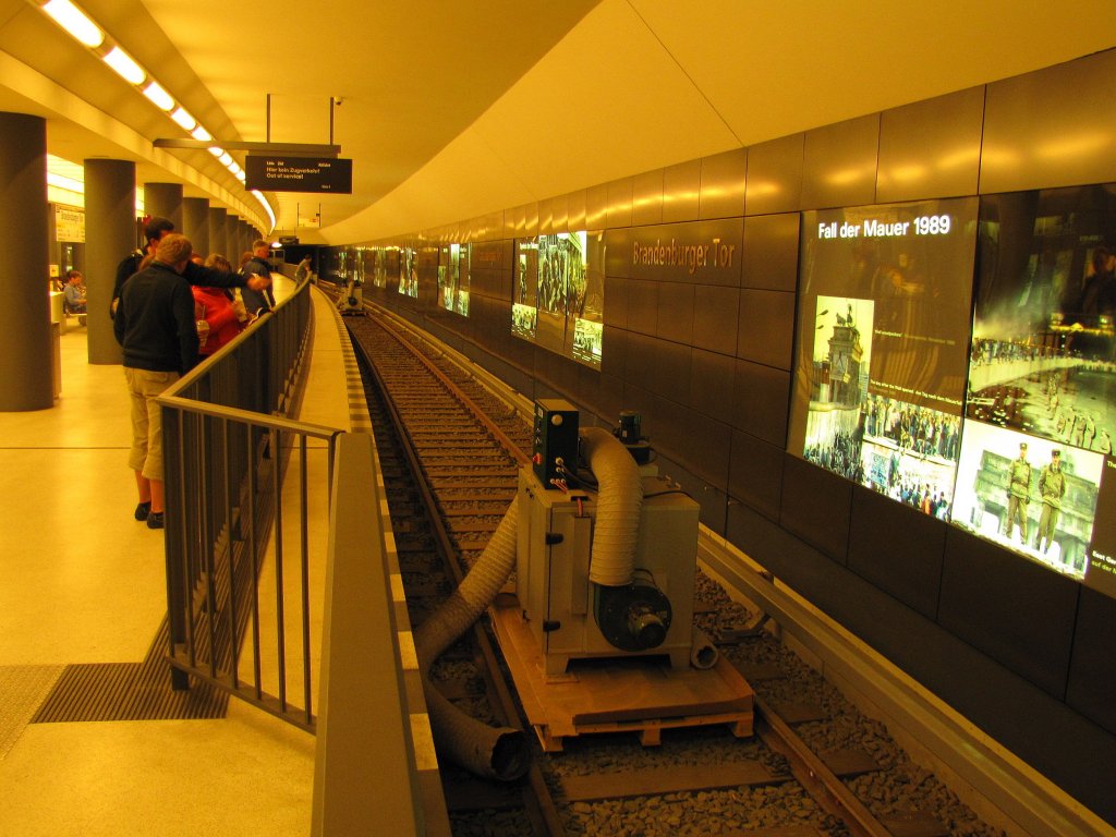 Ein nicht benutztes Gleis im U-Bahnhof Brandenburger Tor in Berlin; 09.08.2011