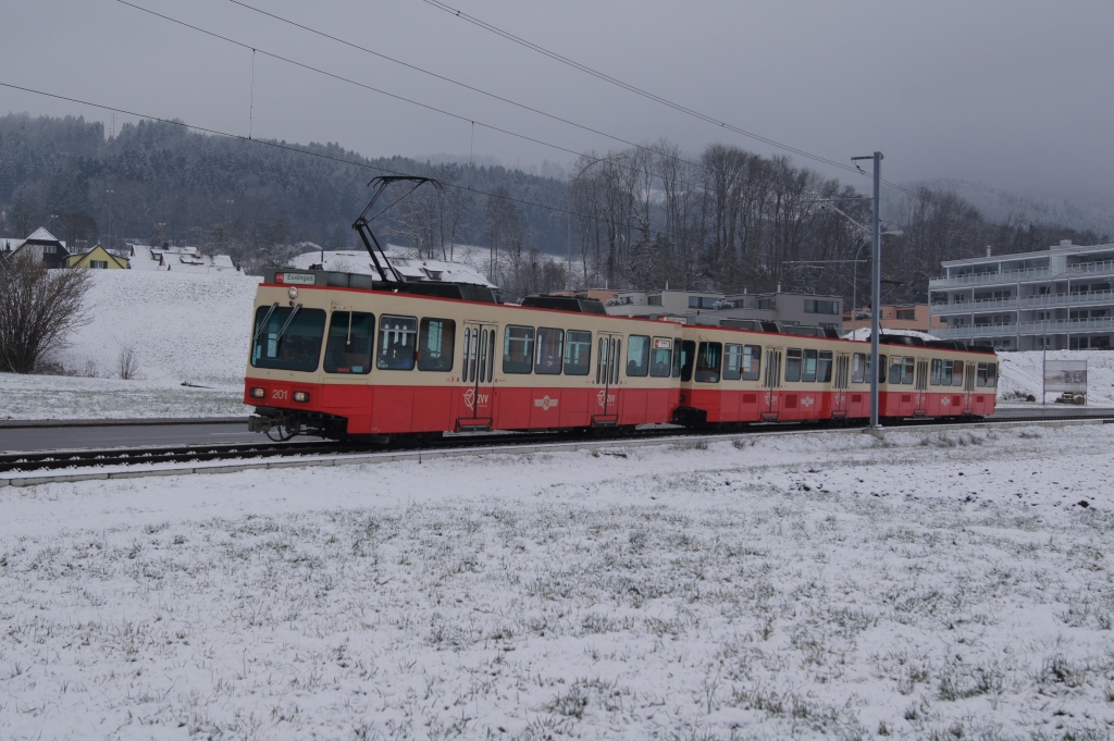 Ein Pendelzug bestehend aus dem Bt 201 und dem Be 8/8 27/28 erreicht am 31.1.12 Emmat.