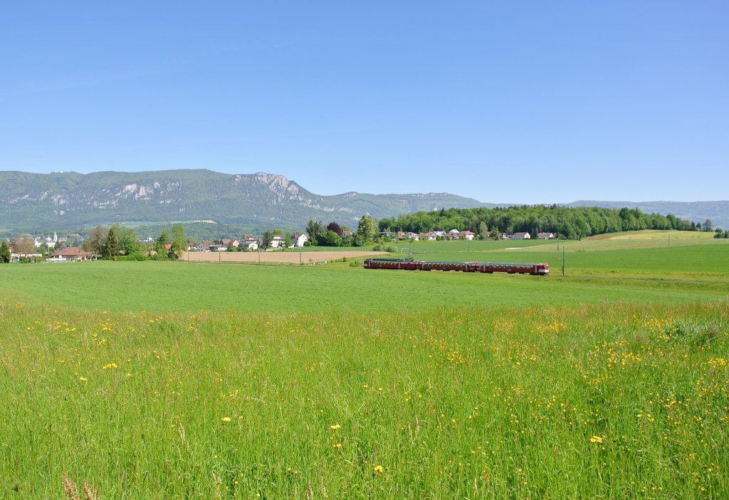 Ein RBDe 566 I als RE 3436 zwischen Solothurn und Biberist Ost. Im Hintergrund, links, ist der Weissenstein, sowie rechts davon der Balmberg, 14.05.2012.