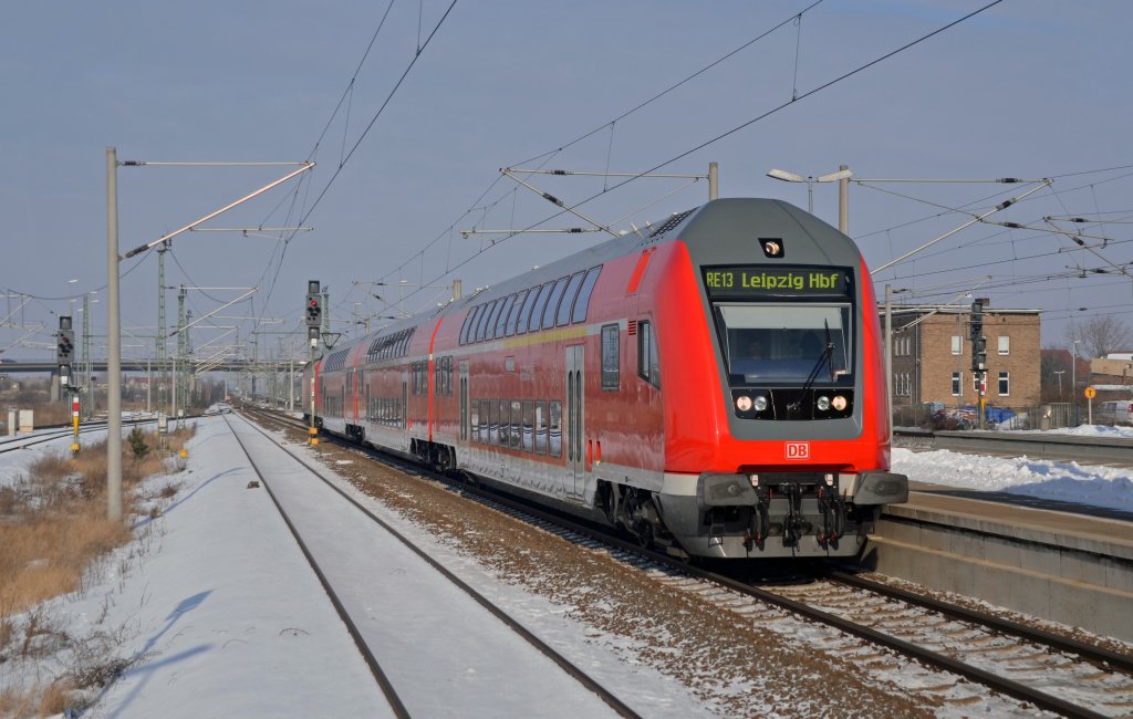 Ein RE von Magdeburg nach Leipzig erreicht am 12.02.12 Bitterfeld. Immer hufiger sind jetzt diese neuen Garnituren anzutreffen.