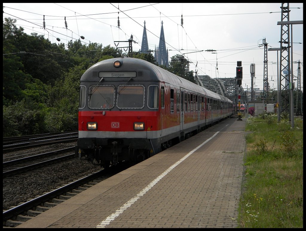 Ein RE9 mit Karlsruher voraus und Schublok 111 009 in Kln Deutz