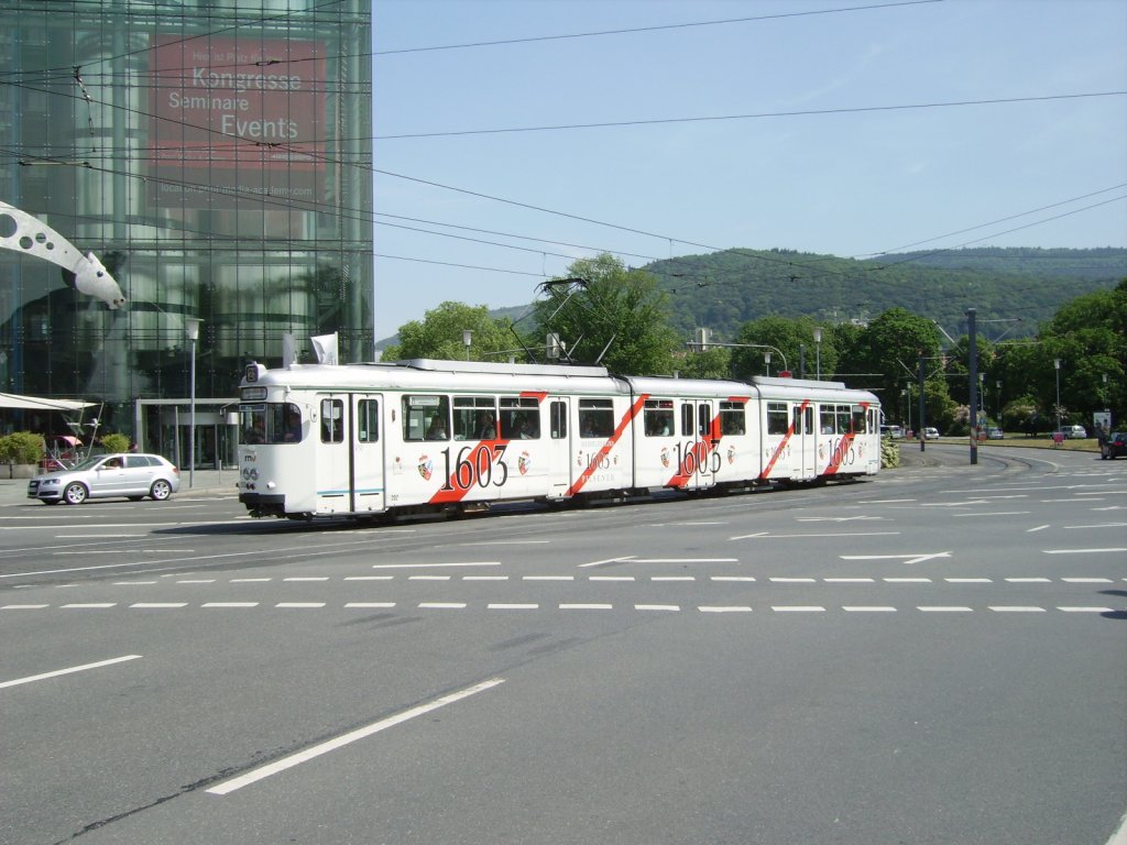 Ein RNV Dwag GT8 als rollender Bierkasten in Heidelberg Hbf am 06.05.11 mit 1603 Schlossquelle Bier Werbung  