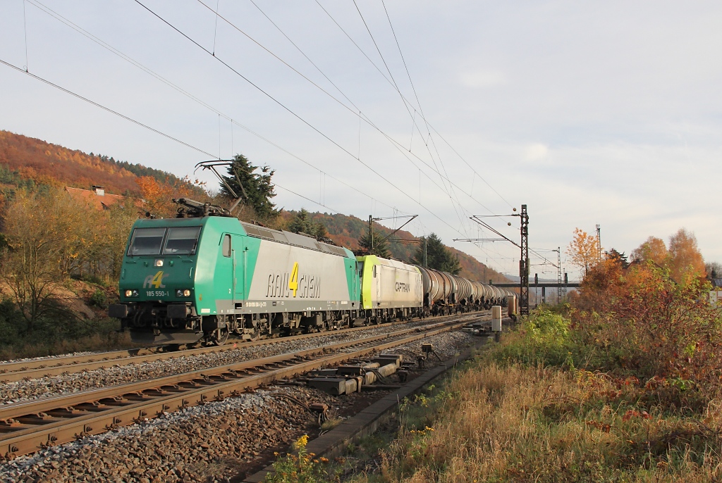 Ein sehr nettes Doppel konnte am 05.11.2011 bei Mecklar abgelichtet werden: 185 550-1 und als Wagenlok 185 505-5 mit Kesselwagenzug in Richtung Sden.