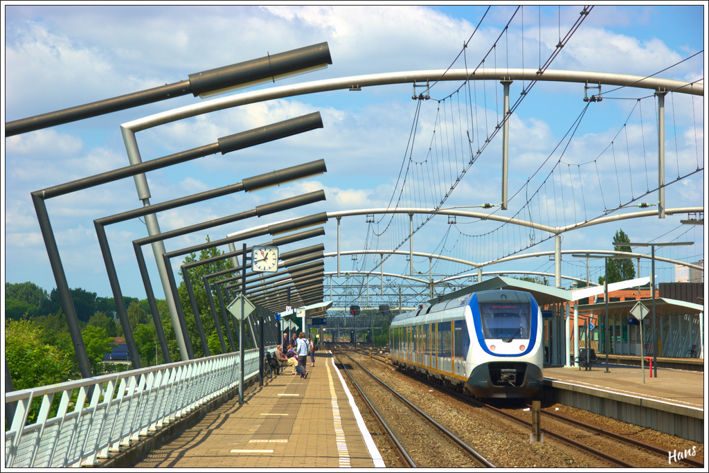 Ein Sprinter Lighttrain der Baureihe 2600 hlt als Regionalzug nach Den Haag Centraal im Bahnhof von Zwijndrecht. Wegen Bauarbeiten waren nur zwei Gleise verfgbar, warum der Zug von einem anderen Gleis als normal abfuhr.