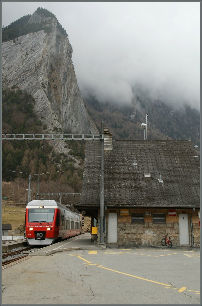 Ein TMR  Nina  wartet in Sembrancher auf die Abfahrt nach Orsire. 
19. Mrz 2011